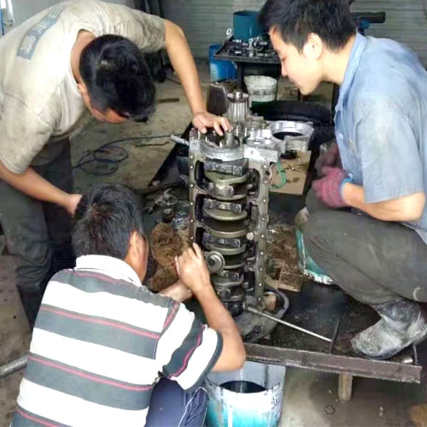 修理挖掘機(jī).jpg